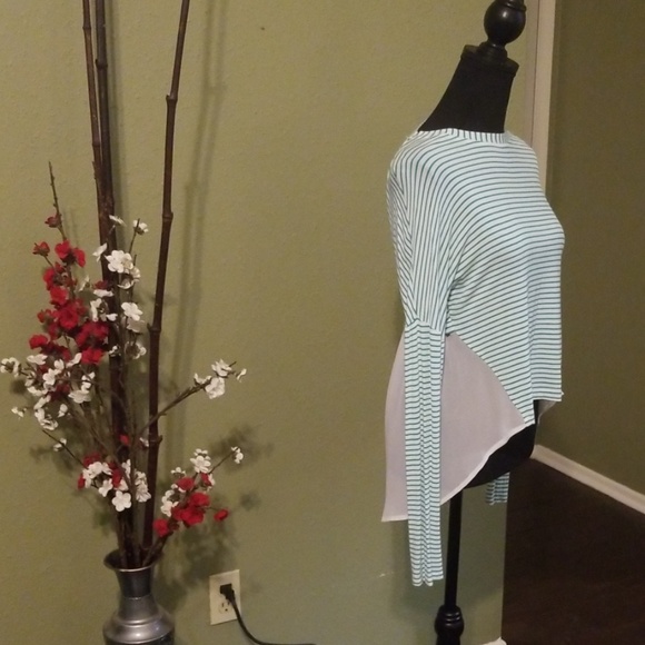 ❤SEXY Aqua and White top/sheer chiffon like detail - Picture 3 of 8